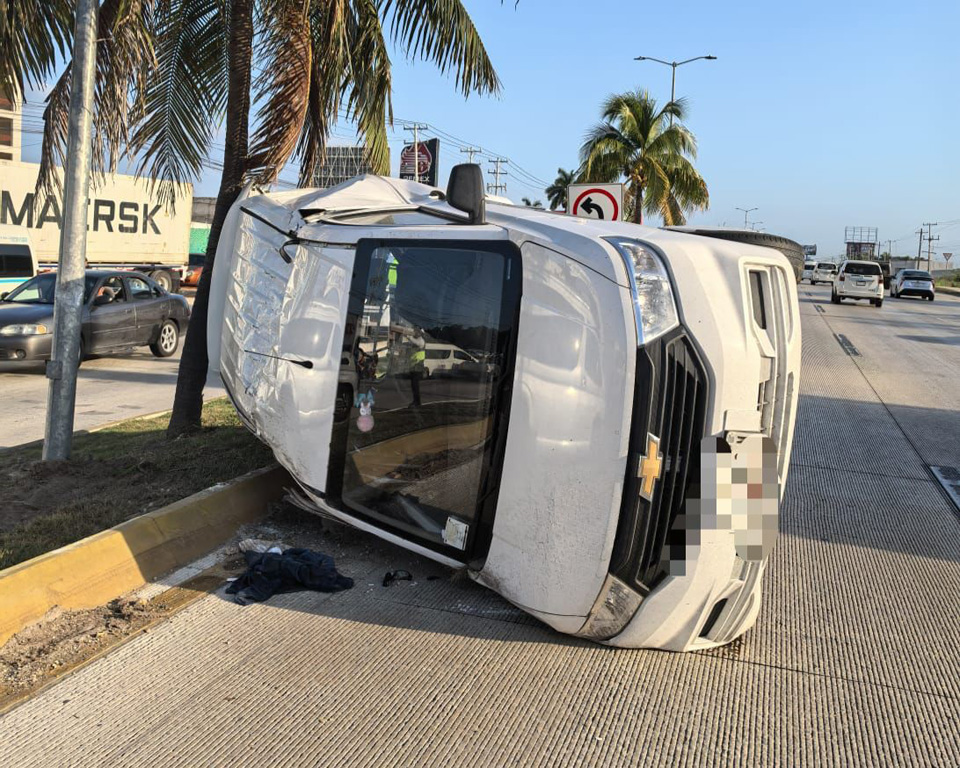 Accidente ocasiona caos vial en Cancún