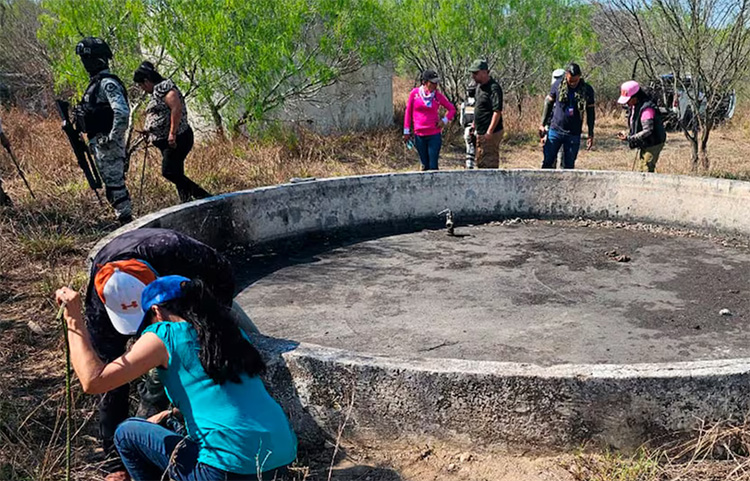 El horror continúa en diversas partes de México, con el descubrimiento de nuevos campos de exterminio. En la frontera, que enfrenta un aumento de la violencia, se ha localizado un nuevo sitio utilizado por el crimen organizado. Una semana después de que se reportara un rancho a 40 kilómetros de Guadalajara como crematorio y centro de adiestramiento para un cártel, colectivos de madres buscadoras y activistas encontraron un predio con restos humanos en la zona conurbada de Reynosa. Los integrantes de estos grupos afirmaron que el lunes localizaron un terreno con al menos 14 sitios que contienen restos óseos humanos, algunos calcinados. Incluso compartieron imágenes, incluyendo un cráneo. “Son fragmentos… de todo el cuerpo humano”, declaró Edith González, del colectivo Amor por los Desaparecidos. El lugar, señalado por los activistas, se encuentra a unos 400 metros de la Colonia Colinas del Real, al poniente de la Autopista a Monterrey. Representantes del colectivo Madres Buscadoras, uno de los más importantes en Tamaulipas, indicaron que encontraron el sitio durante sus recorridos, acompañados por personal de la Guardia Nacional y del Ejército. También estuvieron presentes miembros de la Comisión Estatal de Búsqueda de Personas y un antropólogo, quien confirmó que los restos son humanos. El colectivo Amor por los Desaparecidos también reportó haber encontrado en el rancho presuntos objetos personales de las víctimas, como un rosario, una hebilla y una mochila. “Se localizó también equipo táctico de estos grupos criminales y… estos tambos donde normalmente realizan estas prácticas”, mencionó la representante de Amor por los Desaparecidos. Se intentó contactar a la Vocería de Seguridad Tamaulipas y a la Fiscalía del Estado, pero no hubo respuesta.